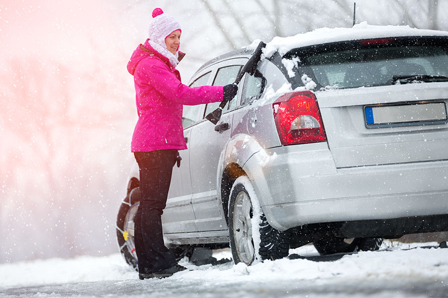 Sníh a led na autě. Co může způsobit a jaké jsou pokuty?