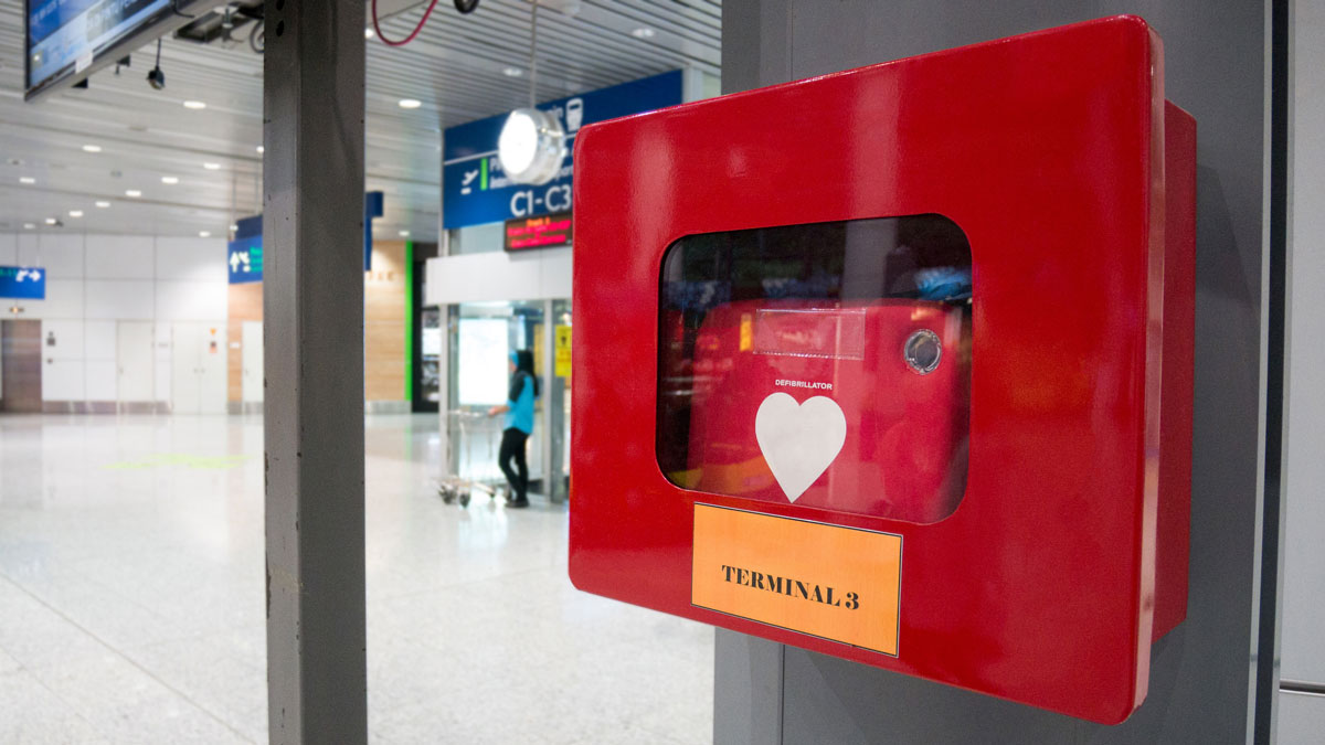 Veřejný defibrilátor (AED) na letišti