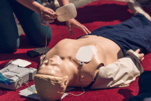 Průvodce: Jak použít AED (automatizovaný externí defibrilátor)